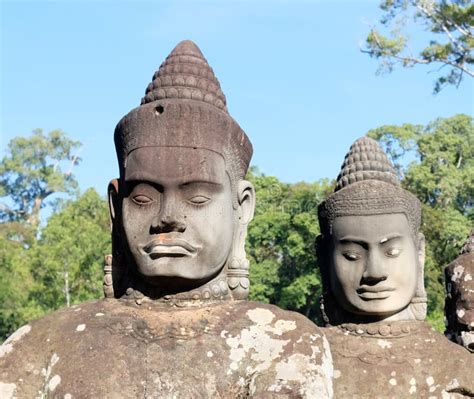  Le Relief du Bouddha Maitreya : Une contemplation sculpturale en pierre volcanique et un hymne silencieux à la compassion