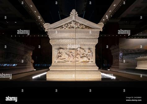 Le Sarcophage d'Alexandre: Une Exploration Captivante de la Mort et de la Gloire Éternelle !