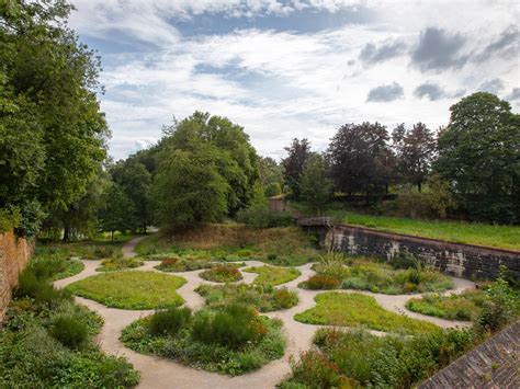  Le Jardin de la Paix : Un Rêve Orientaliste aux Couleurs Vibrantes !