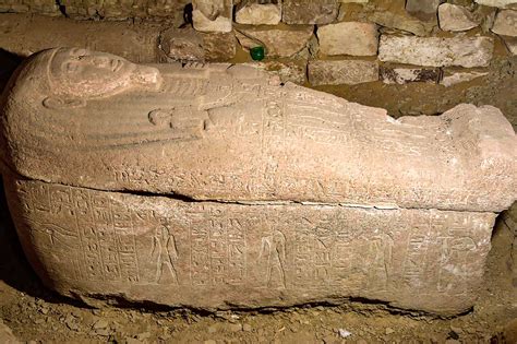  Le Sarcophage de Génius : Une Découverte Archéologique Remarquable et Inquiétante !